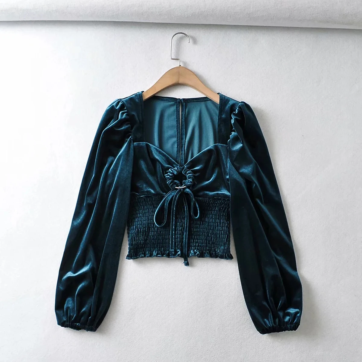 

Кроп-футболки с длинным рукавом и U-образным вырезом