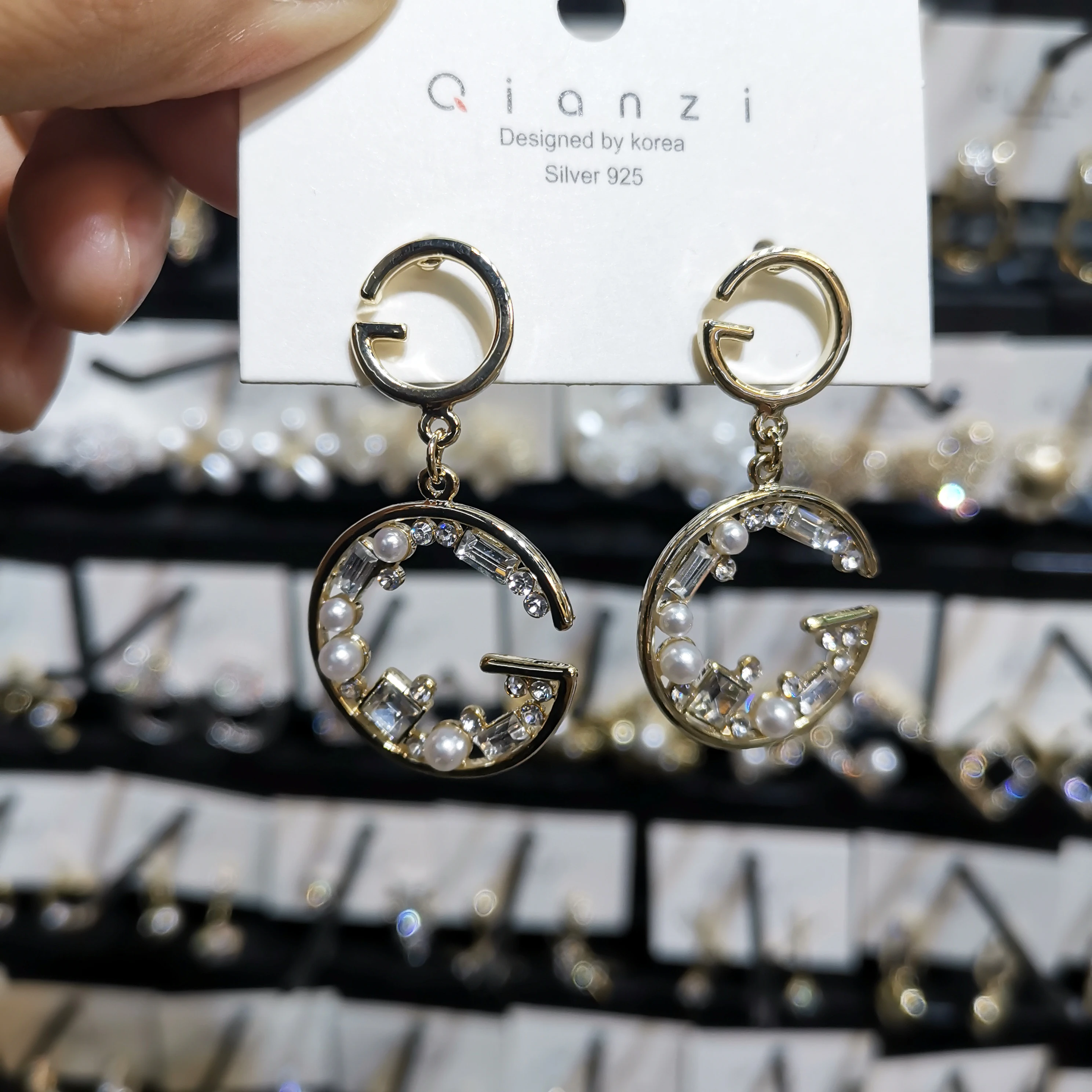 Свадебные туфли с отделкой жемчугом и прозрачными стразами в виде вышитой буквой