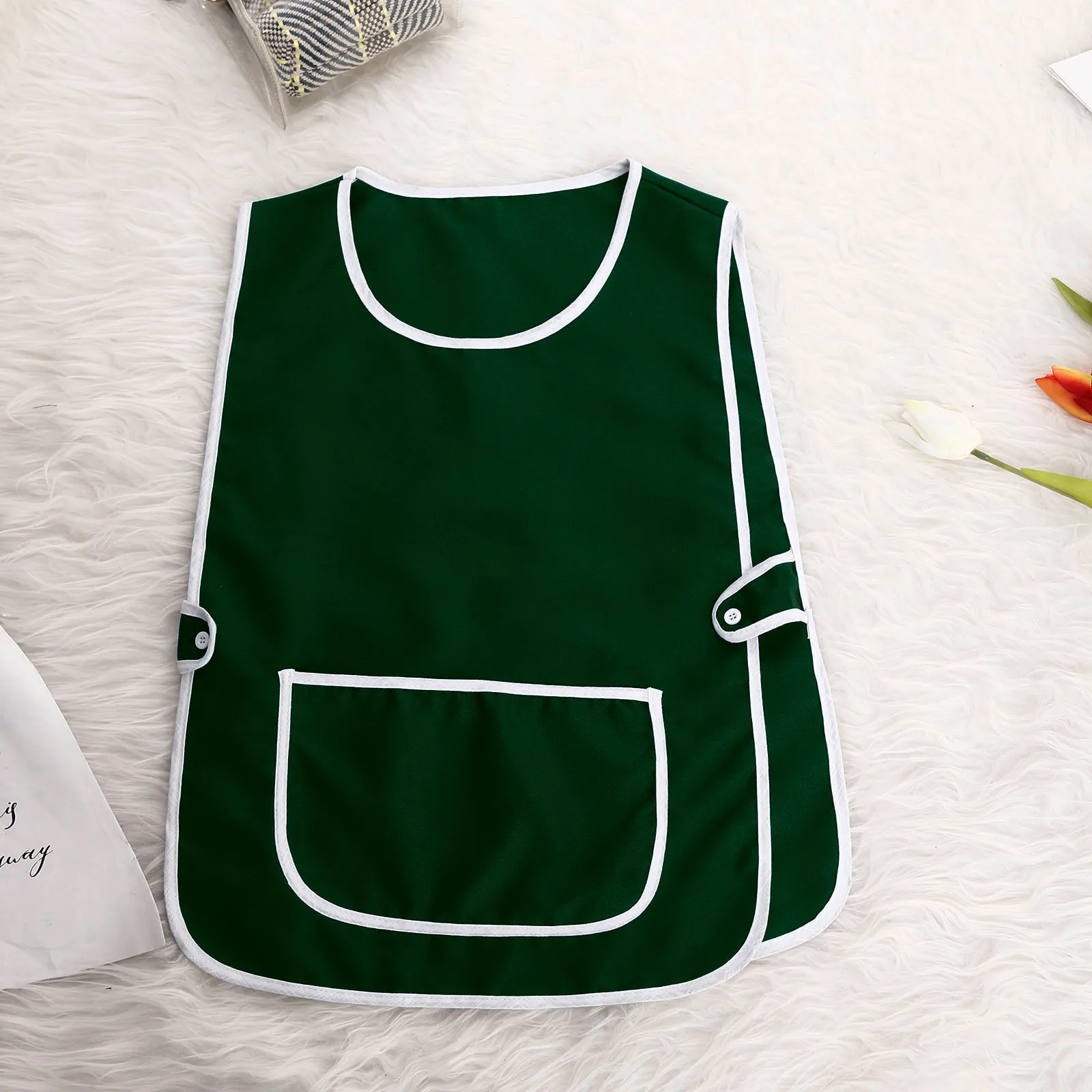 Для женщин с круглым О-образным вырезом работа серьги-гвоздики крепится фартук