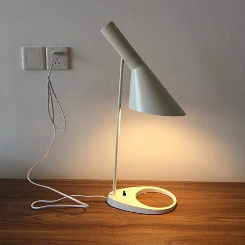 Современная настольная лампа классическая белого и черного цветов