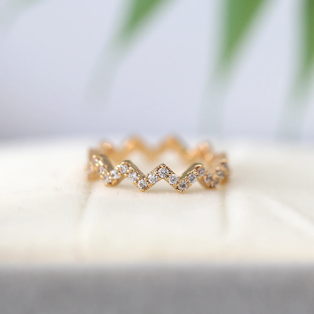 Обручальное кольцо с бриллиантами Половина Вечности из бриллиантов бриллиантом