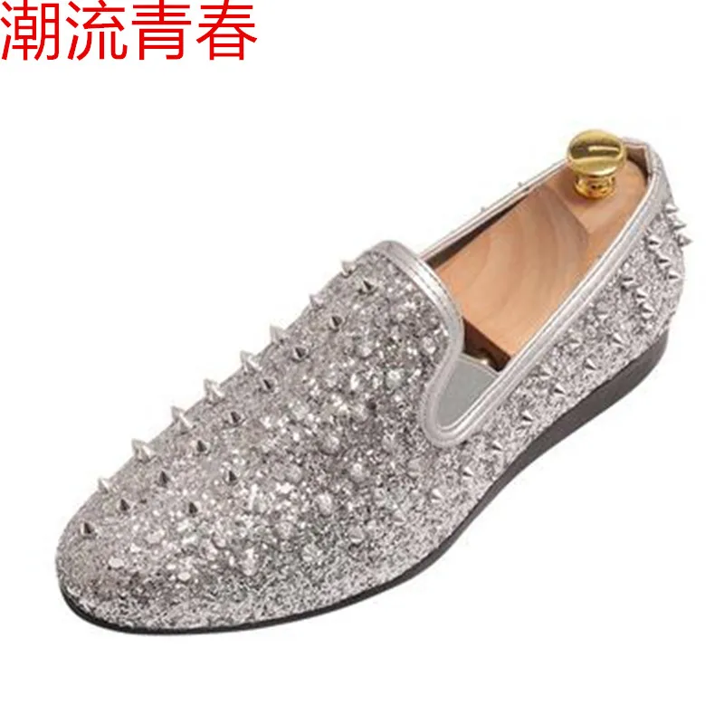 Туфли мужские с заостренным носком кожа плоская подошва заклепки металлическая