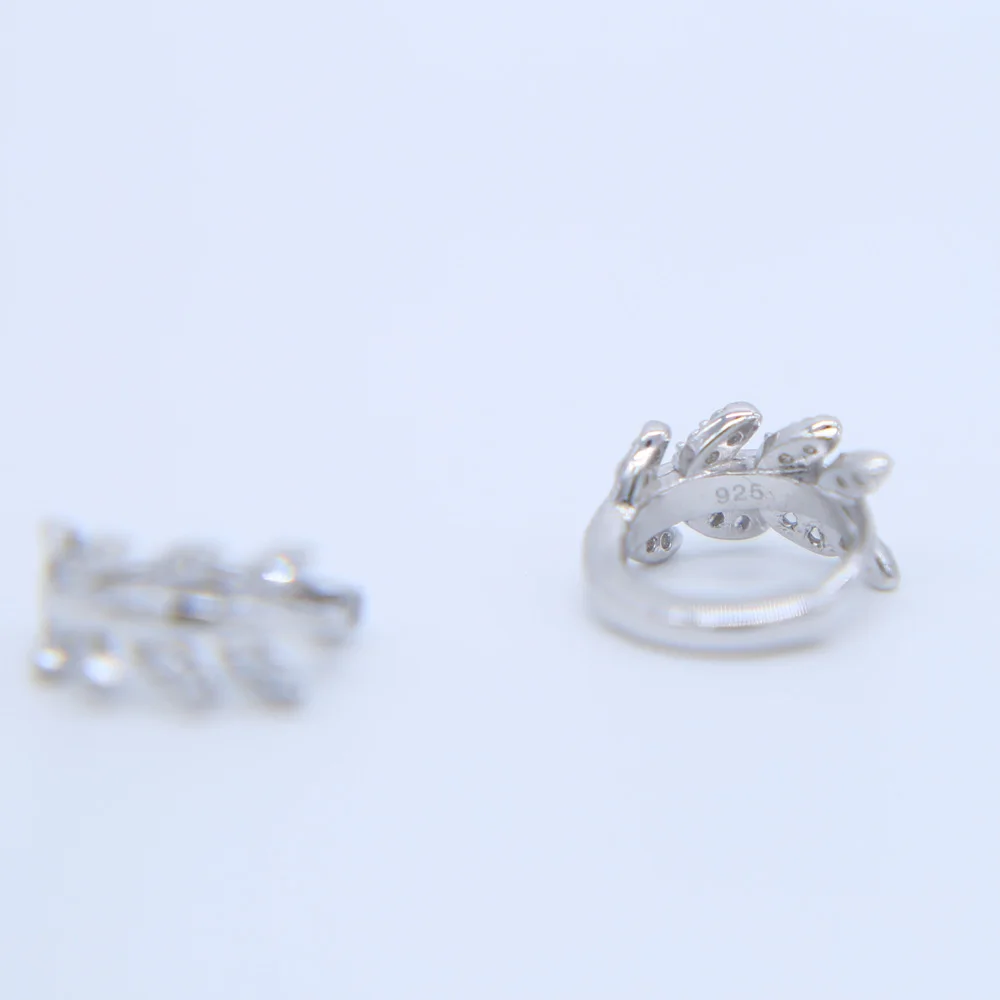 Женские классические серьги гвоздики из серебра 925 пробы с прозрачным/черным