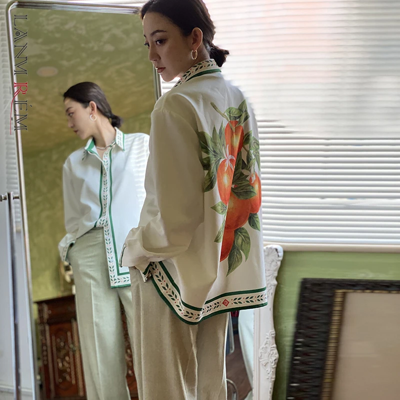 

LANMREM 2022 Autumn 2022 New Arrival Green And White Temperament Loose Turn-down Collar Shirt All-match Top For Women 2A310209