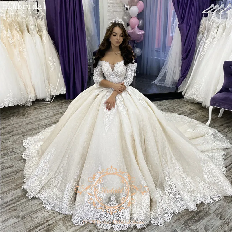 Изящное кружевное свадебное платье с полурукавами и открытыми плечами