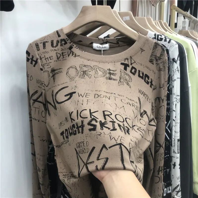 

Printed lettered round neck long sleeve T-shirt with slim fit and elastic top