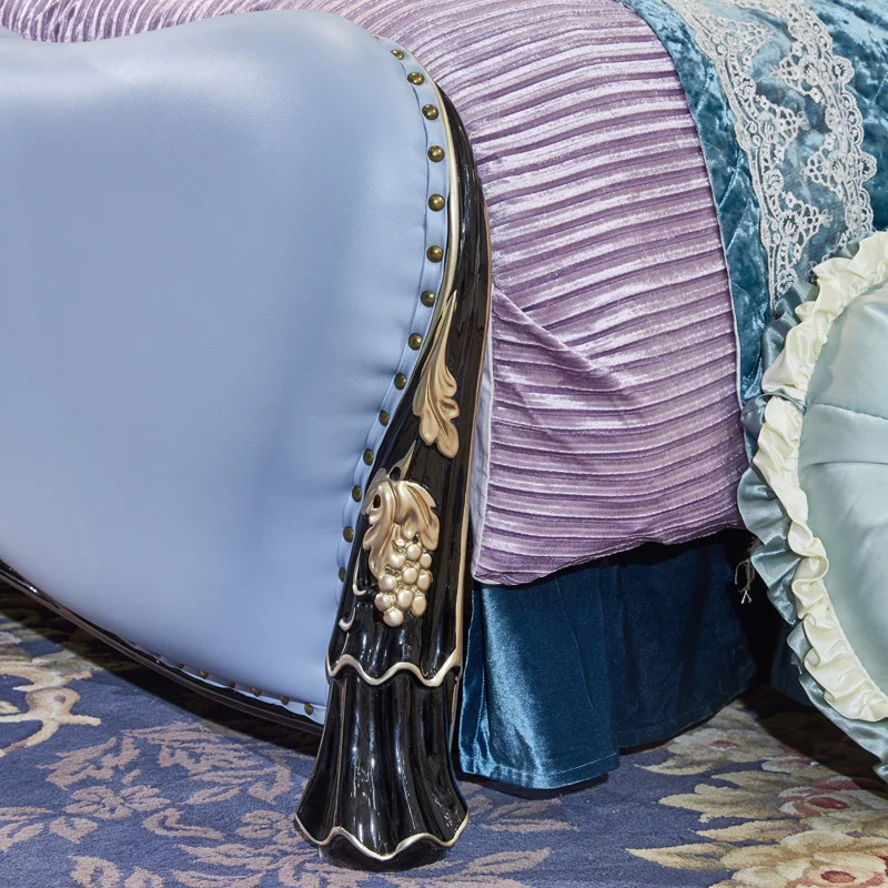 Мебель для спальни из дерева во французском стиле |