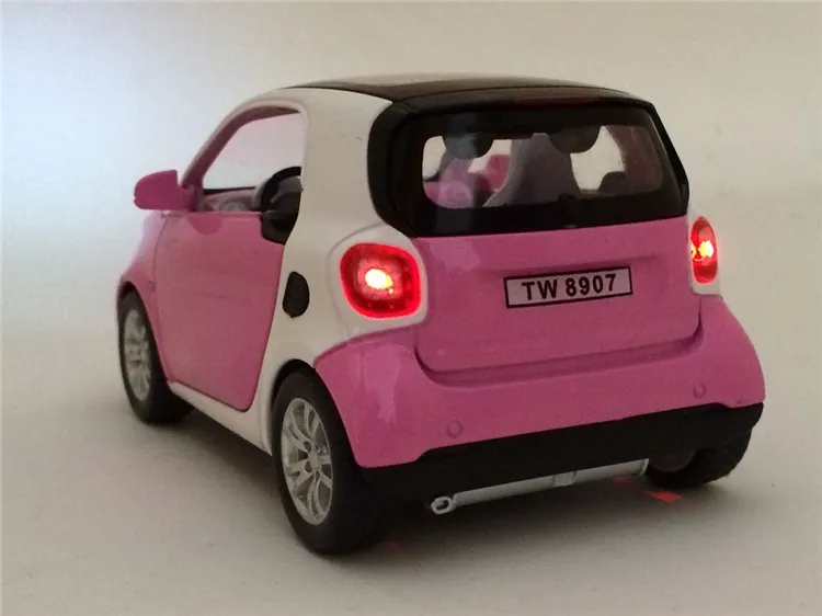 1:32 Масштаб Smart Fortwo литая под давлением металлическая модель автомобиля игрушка автомобиль со звуком светильник Коллекция