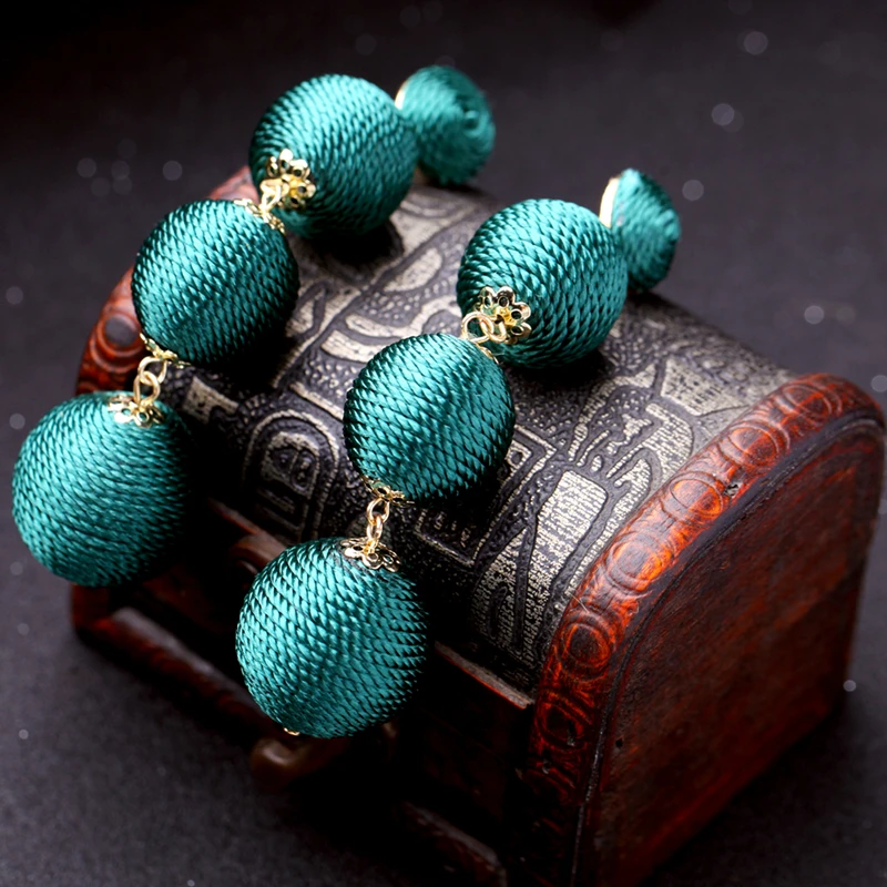 Женские Двухцветные серьги капельки Hyperbole круглые помпоны темно зеленого и