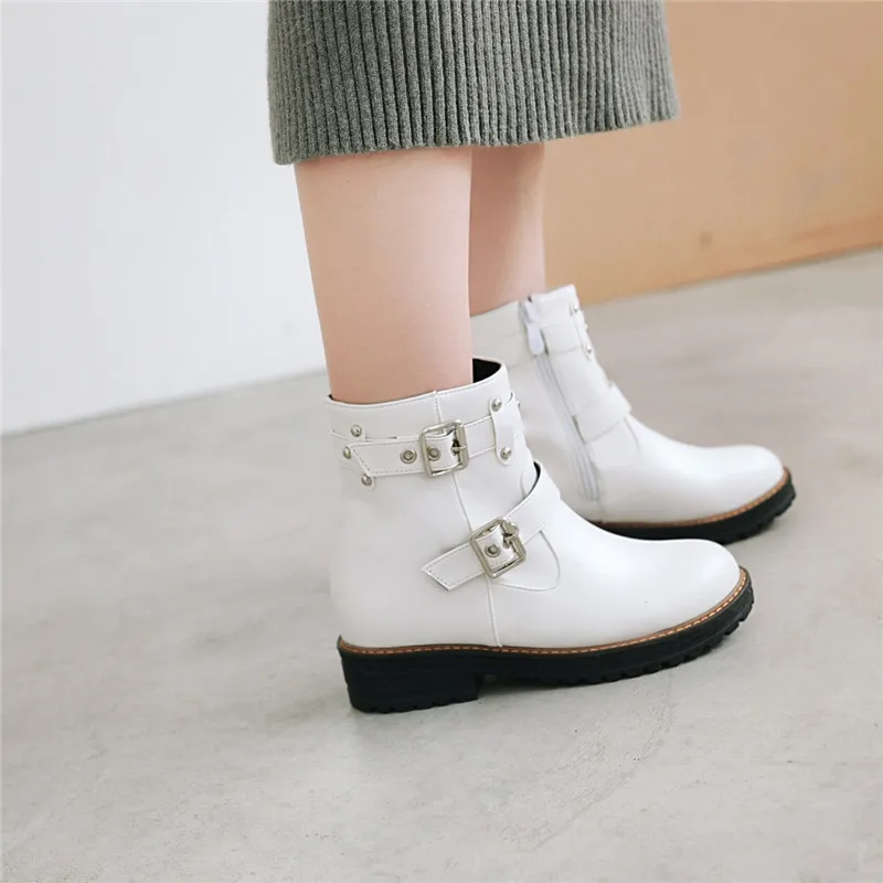 Женские ботинки с заклепками пряжками и ремешками на среднем блочном каблуке