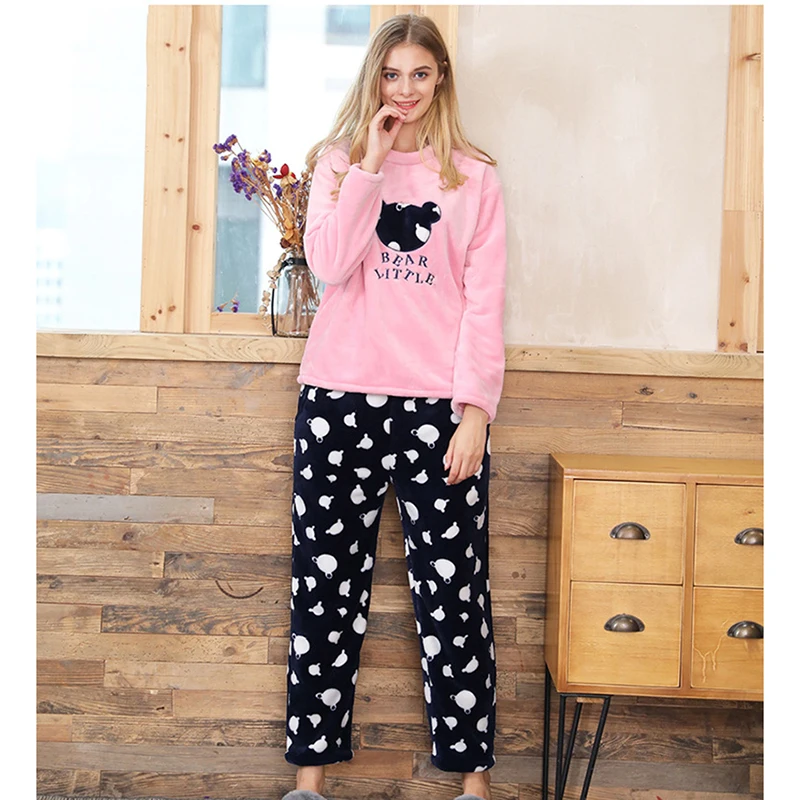 

2018 Women New Coral Velvet Sleepwear Sets Polka Dot Flannel Velvet Pajamas Female Home Clothing Winter Warm Long Sleeve Cozy