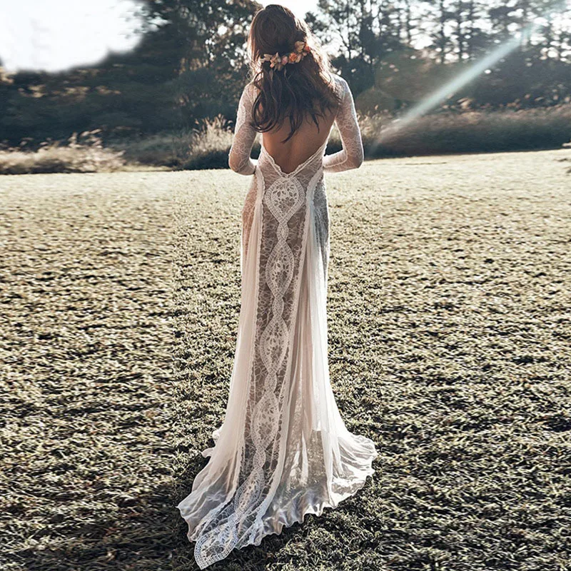 Белое кружевное вечернее платье с разрезом длинное длинным рукавом и вырезом на