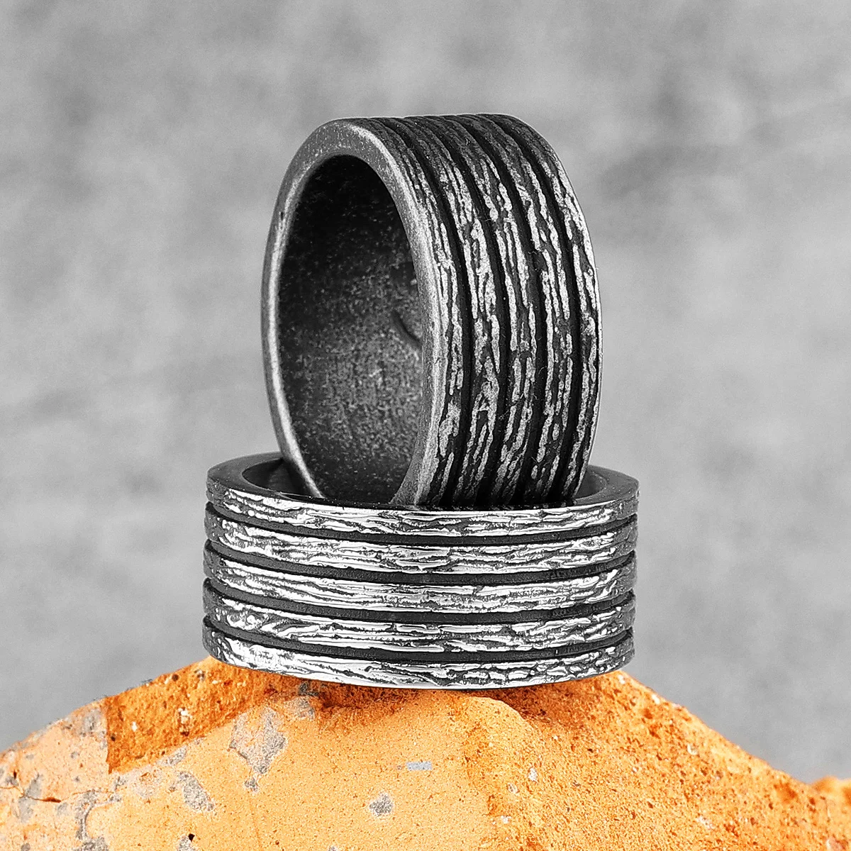 

Simple Vintage Black Round Stripe Stainless Steel Mens Rings Trendy for Male Boyfriend Biker Jewelry Creativity Gift Wholesale