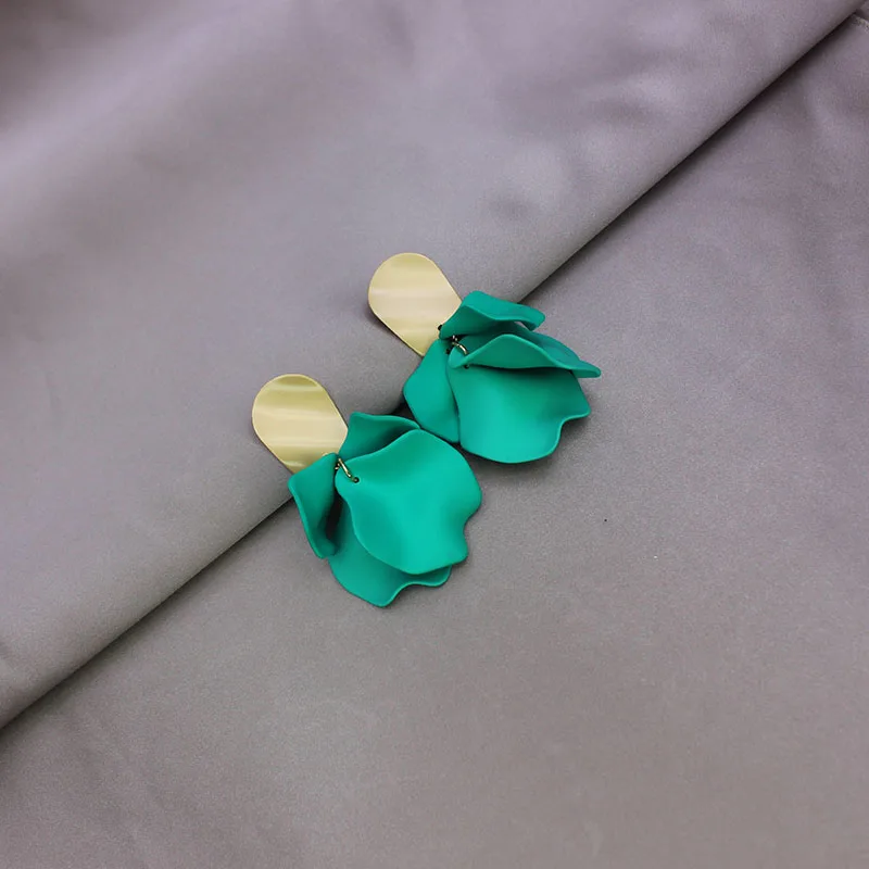 Женские серьги-гвоздики с большим цветком простые геометрические серьги