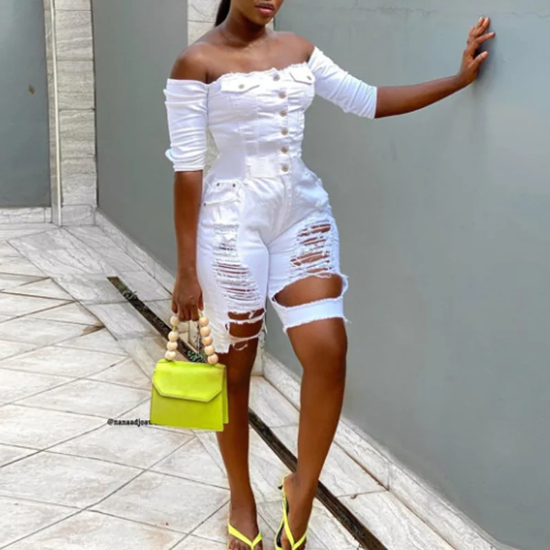 Женский джинсовый комбинезон белый с вырезом лодочкой короткими рукавами и