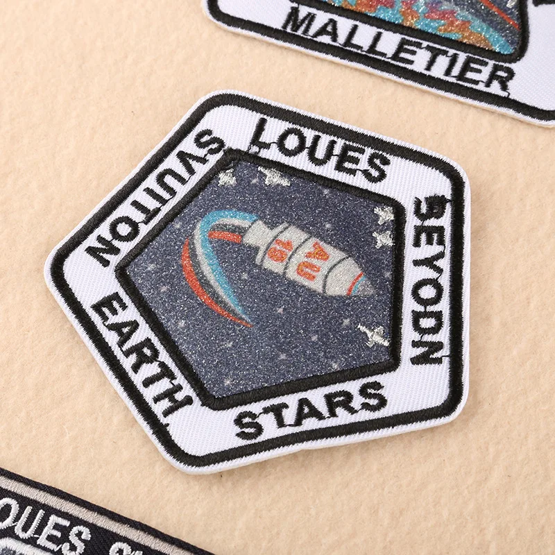 Нашивки на одежду с рисунком ракеты космоса астронавта вышитые значки