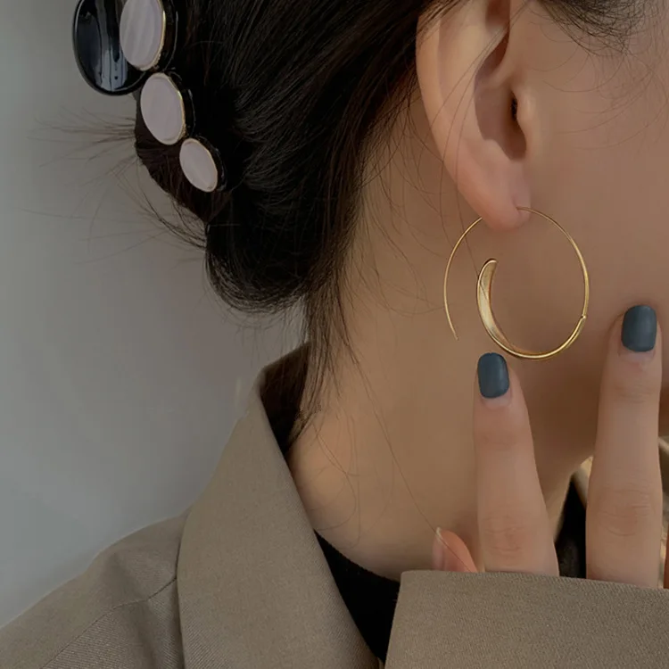 

2021 New Korea Fashion Geometric Spiral Ring Matte Earrings for Woman Golden Simple Stylish Matte Earrings Jewelry Wholesale