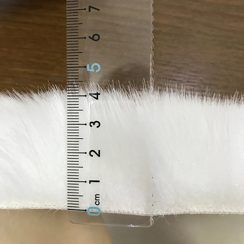 Длинный меховой ковер с пятиконечными звездами белый из искусственной овечьей