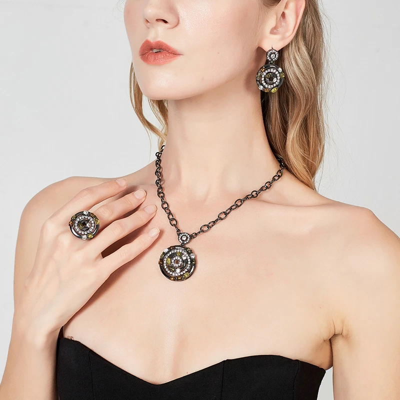 Ожерелье Mytys с черным пистолетом и круглым кулоном для женщин антикварное Ретро