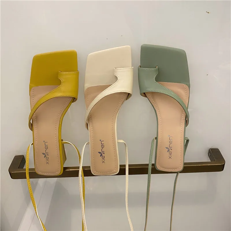 Модные женские сандалии с квадратным носком на низком каблуке брендовые