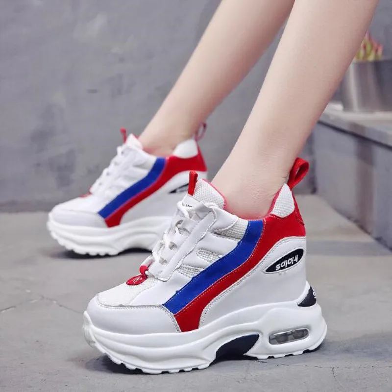 Женские кроссовки на танкетке 9 см кожаные дышащие платформе и высоком каблуке