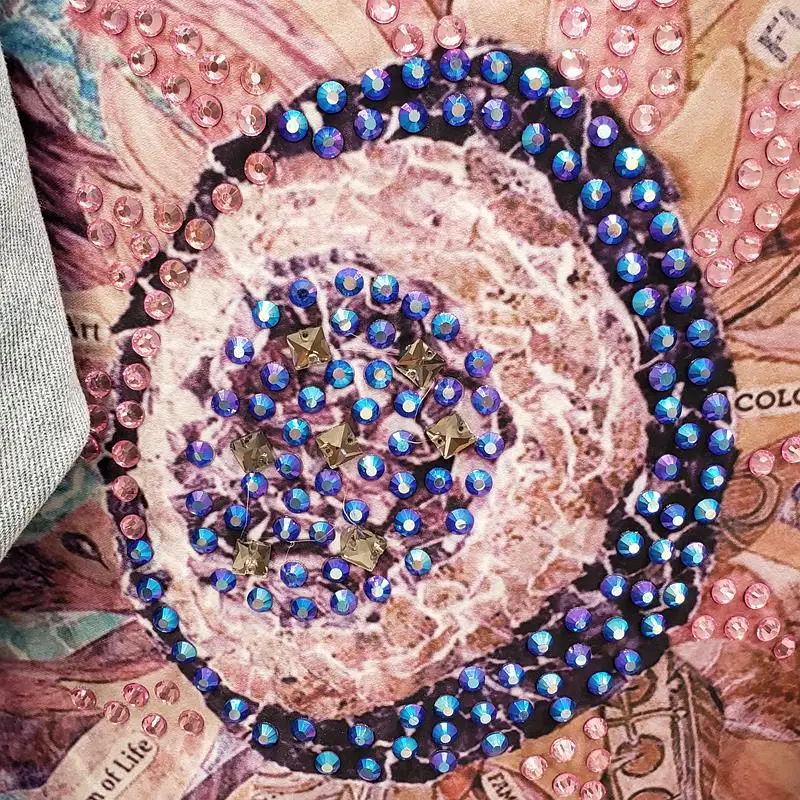 Женская джинсовая куртка с принтом уличная стильная рваная со стразами