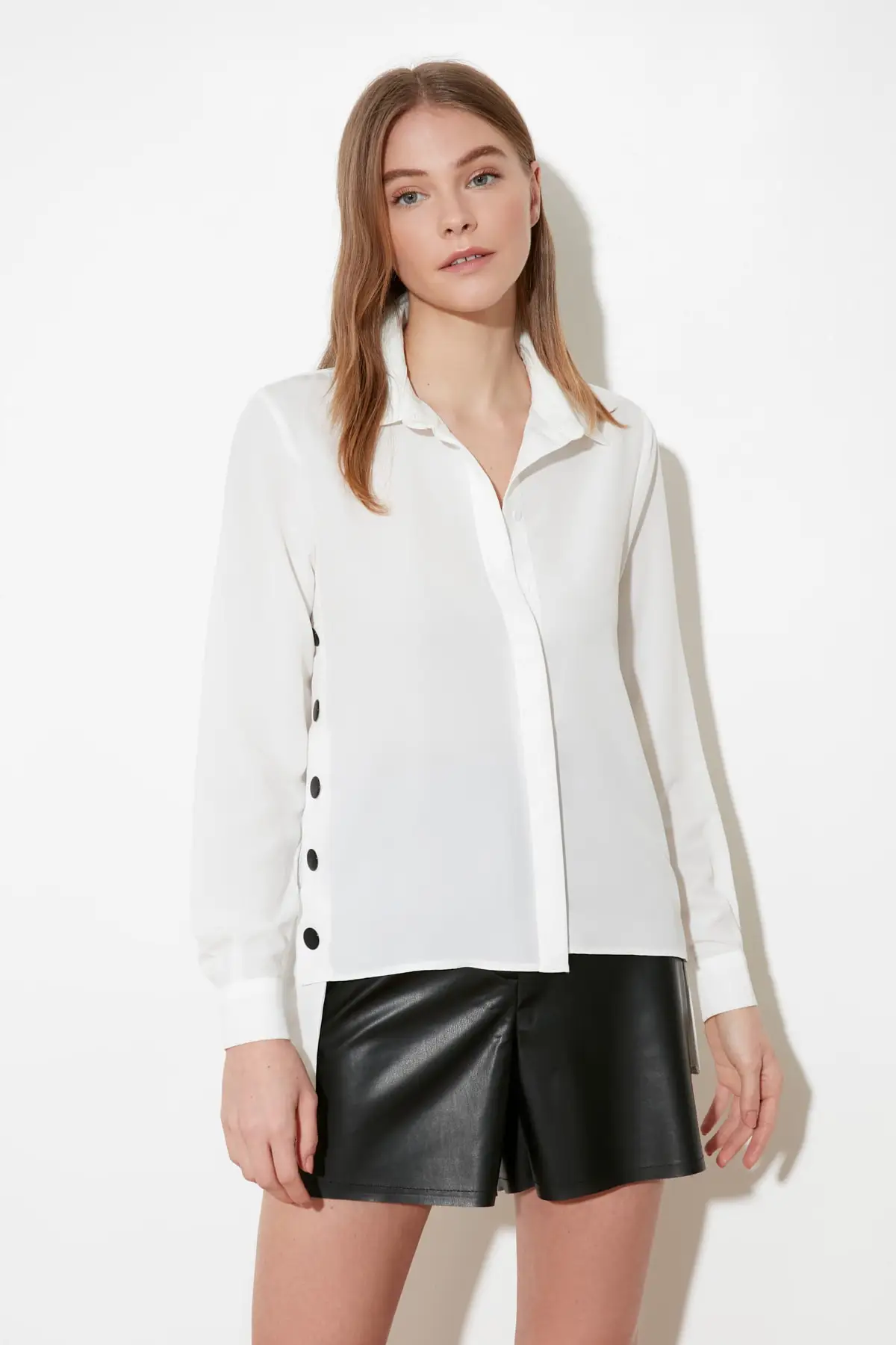 Белая рубашка с застежкой | Женская одежда