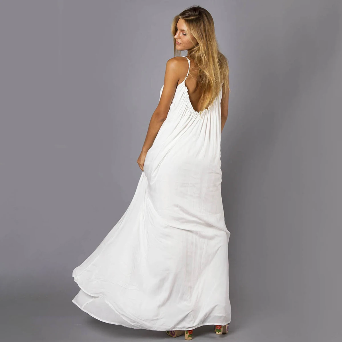 

Jastie Flower Embroidered Maxi Dress Sexy Hollow Back Strap Dresses Casual Boho Long Beach Dress Women Clothing 2019 Vestidos