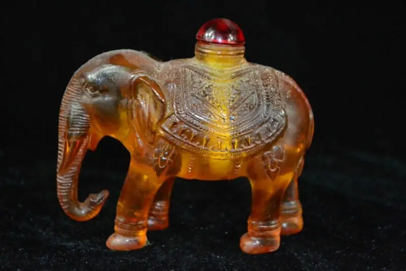 

Ancient Collectible amber carve elephant shape auspicious delicate Snuff Bottle