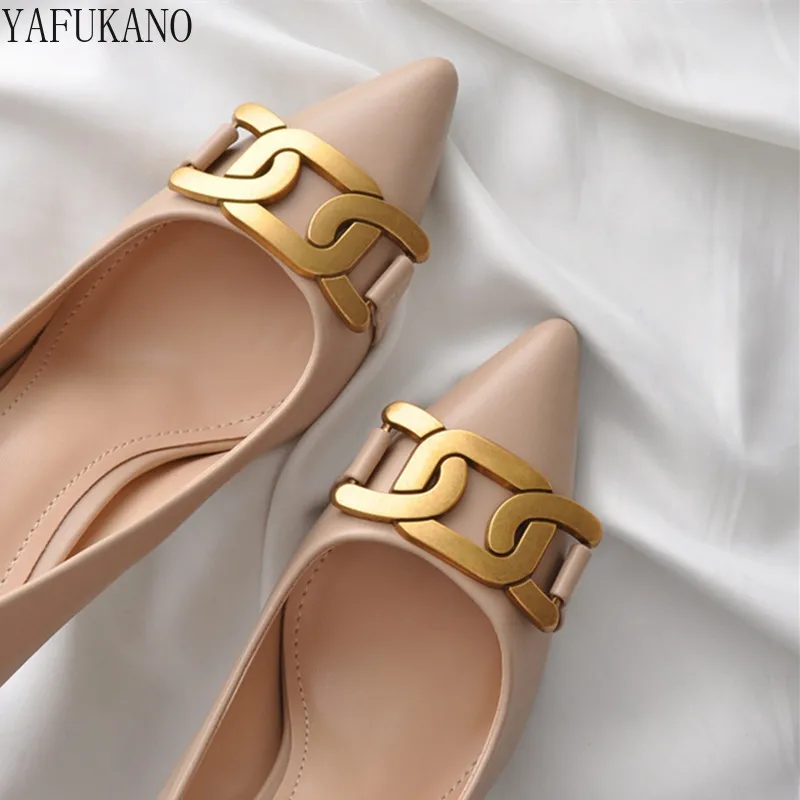 Женские туфли-лодочки с острым носком на высоком каблуке металлической пряжкой |