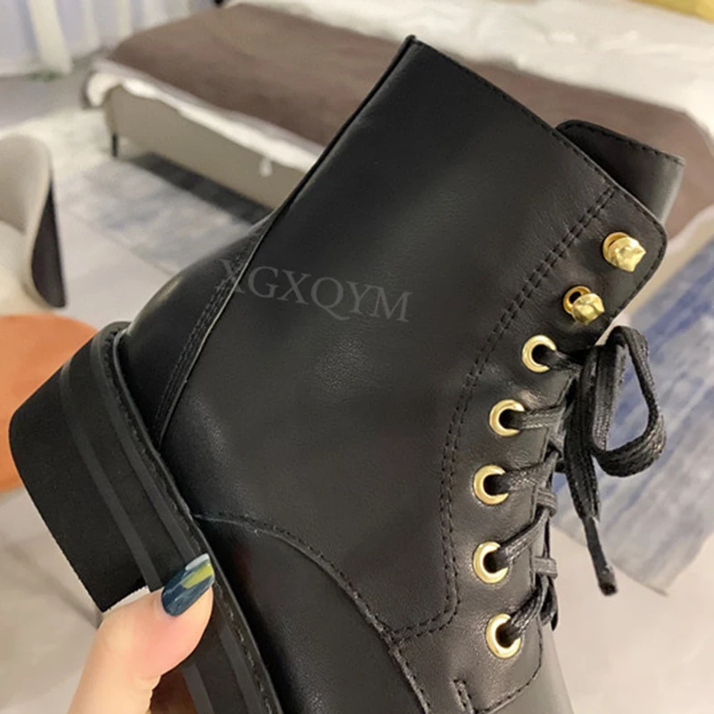 Harga Sepatu Bot Martin Dekorasi Logam Musim Gugur Sepatu Bot Pergelangan Kaki Bertatahkan Sol Tebal Wanita Sepatu Platform Datar Sepatu Bot Sepeda Motor Pendek Desainer Merek