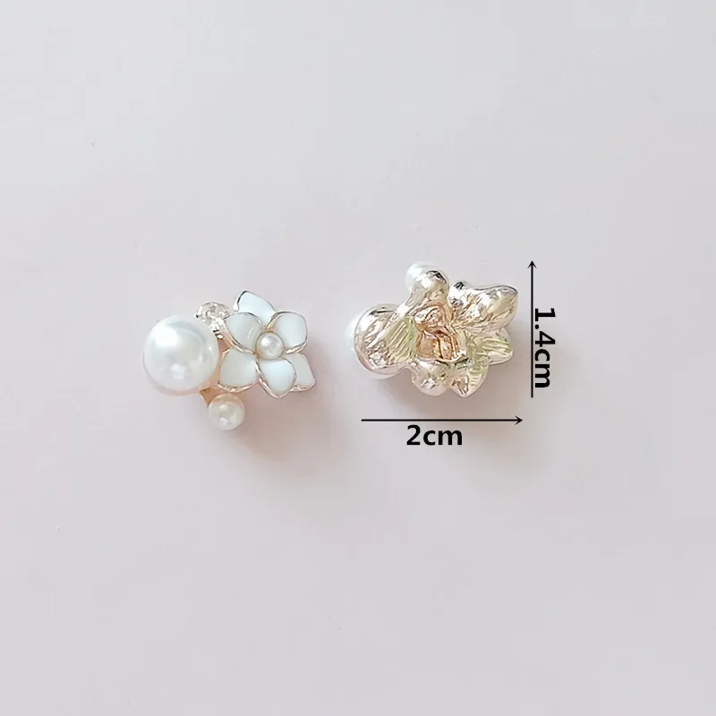 Искусственный жемчуг из металлического сплава эмаль черные и белые цветы