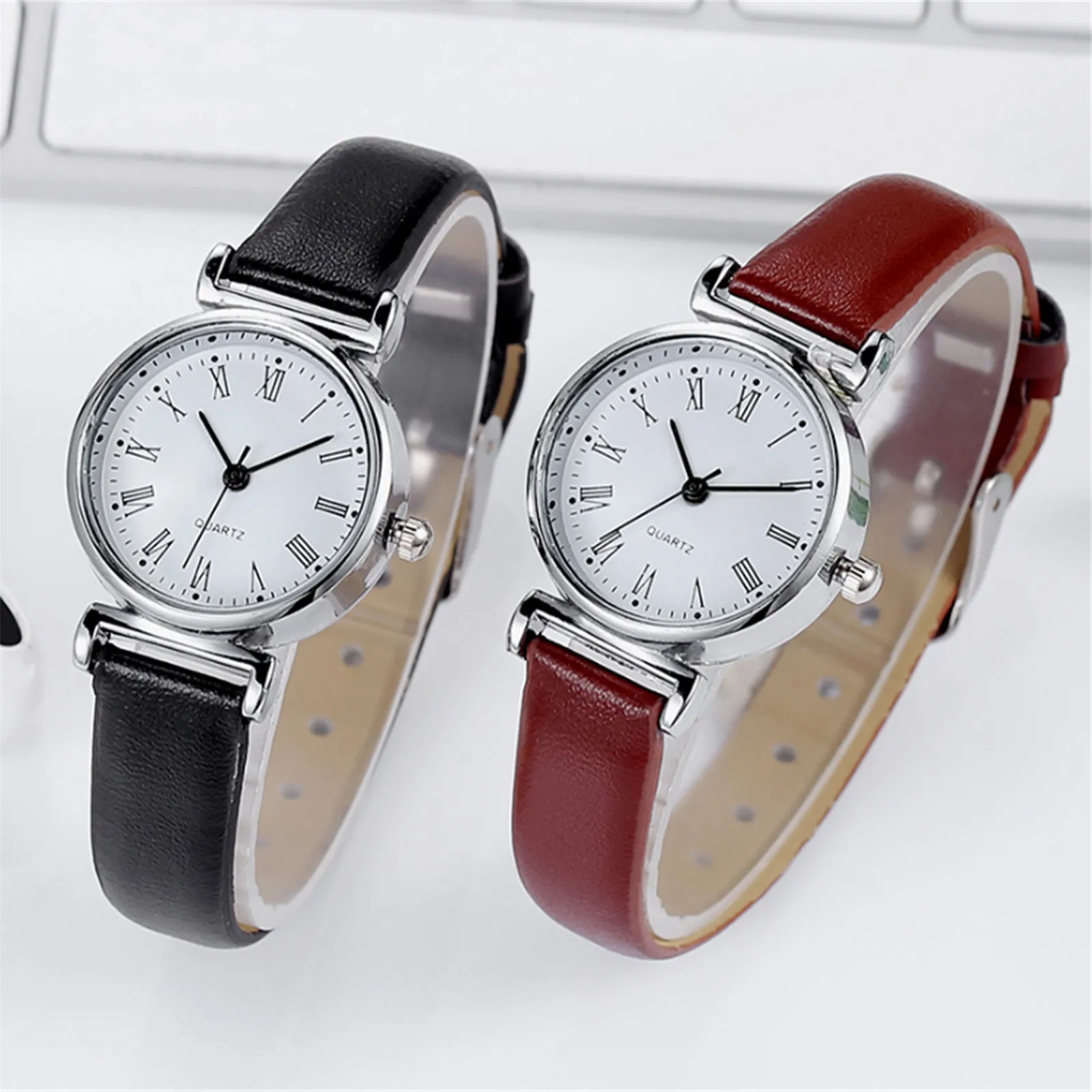 

Женские часы с простым круглым циферблатом и кожаным ремешком