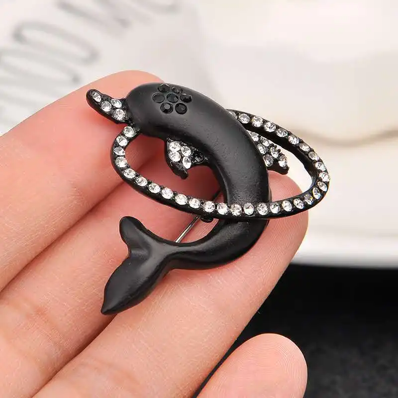 Яркая и свежая черная брошь в форме дельфина для мужчин женщин свадебная милая