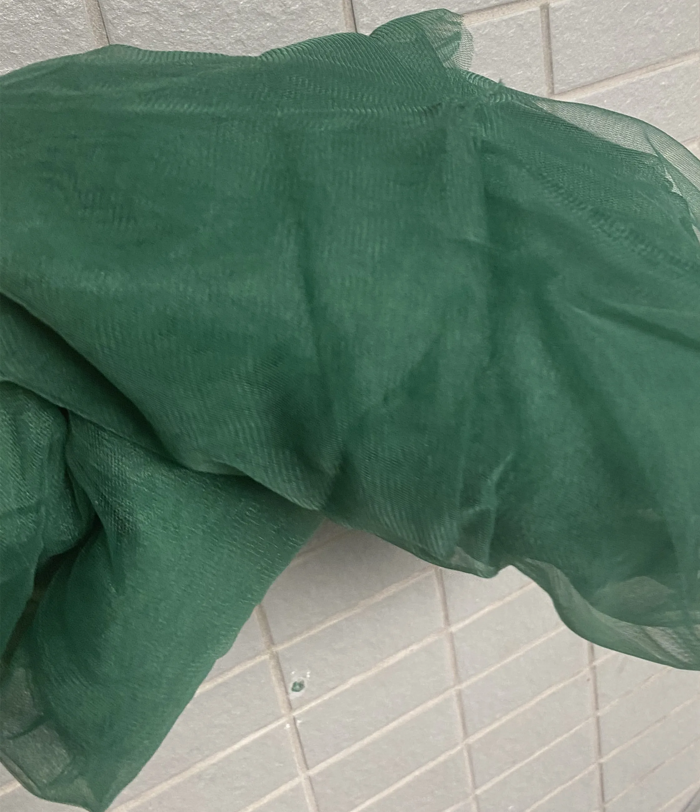 Изумрудно зеленый тонкий мягкий тюль хорошего качества 160 см в ширину 4 м/лот с