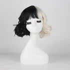Парик для косплея Cruella из нового фильма, термостойкие синтетические волосы с короткими вьющимися волосами черного и белого цвета, для вечерние НКИ, Хэллоуина, с шапочкой
