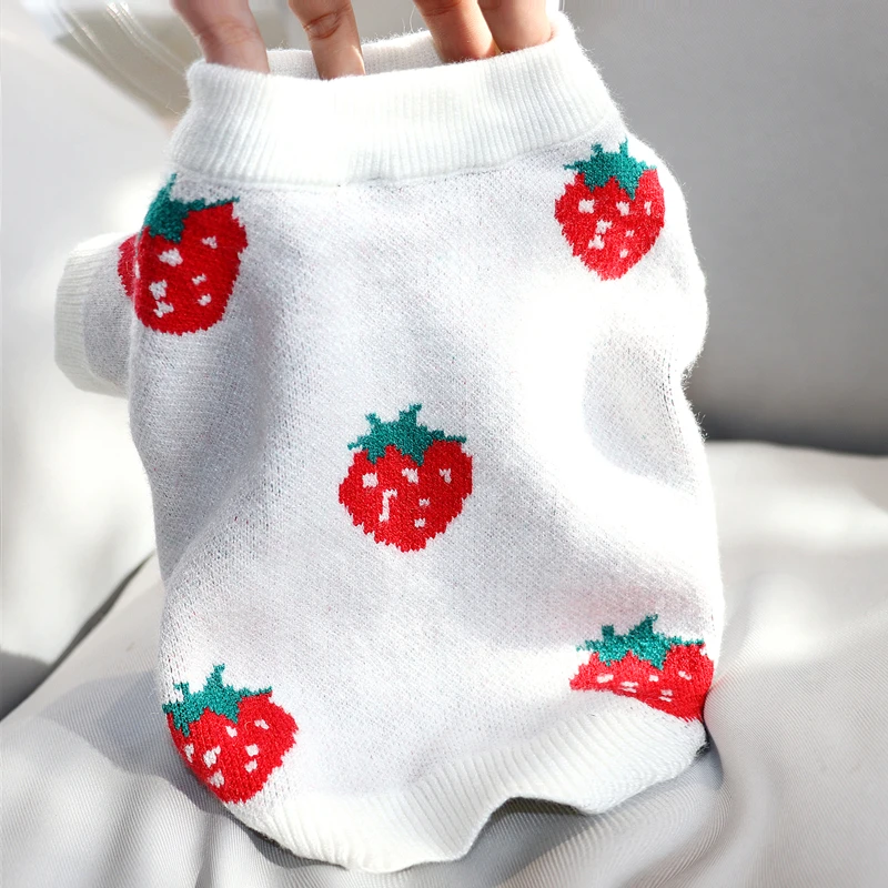 Белый свитер для домашних животных в виде клубники теплая одежда щенков и кошек с