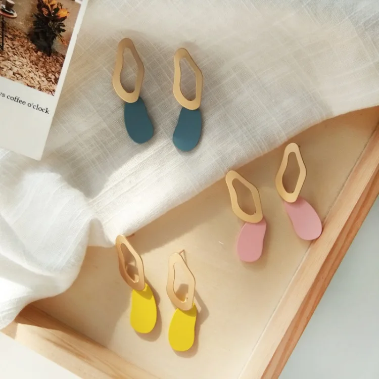 Женские асимметричные серьги карамельных цветов простые висячие в японском и