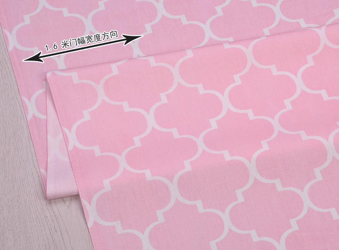 Симпатичная саржевая хлопковая ткань с геометрическим принтом и розовыми