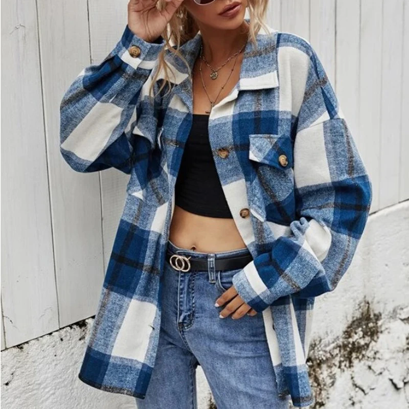 Женская клетчатая куртка с отложным воротником длинным рукавом и нагрудными