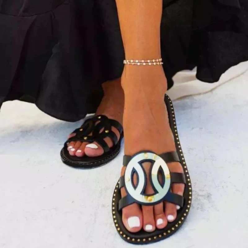 

2021 New Summer Fashion Rivet Flat Bottomed Antiskid Go Out Beach Flip Flop Women Shoes Versatile Hot Salewomens Sandals Km070