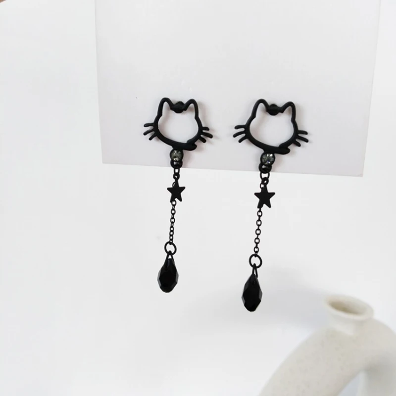 Креативная уличная съемка красивая черная кошачья голова без ушей пирсинг ушные