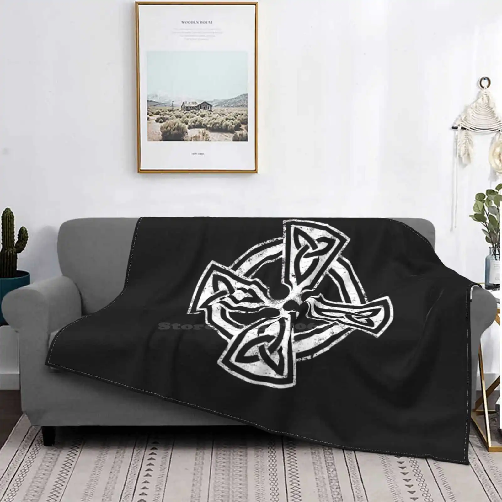 Крест целтской мифологии с Triquetra и гранж эрозированная отделка на черном фоне Hd
