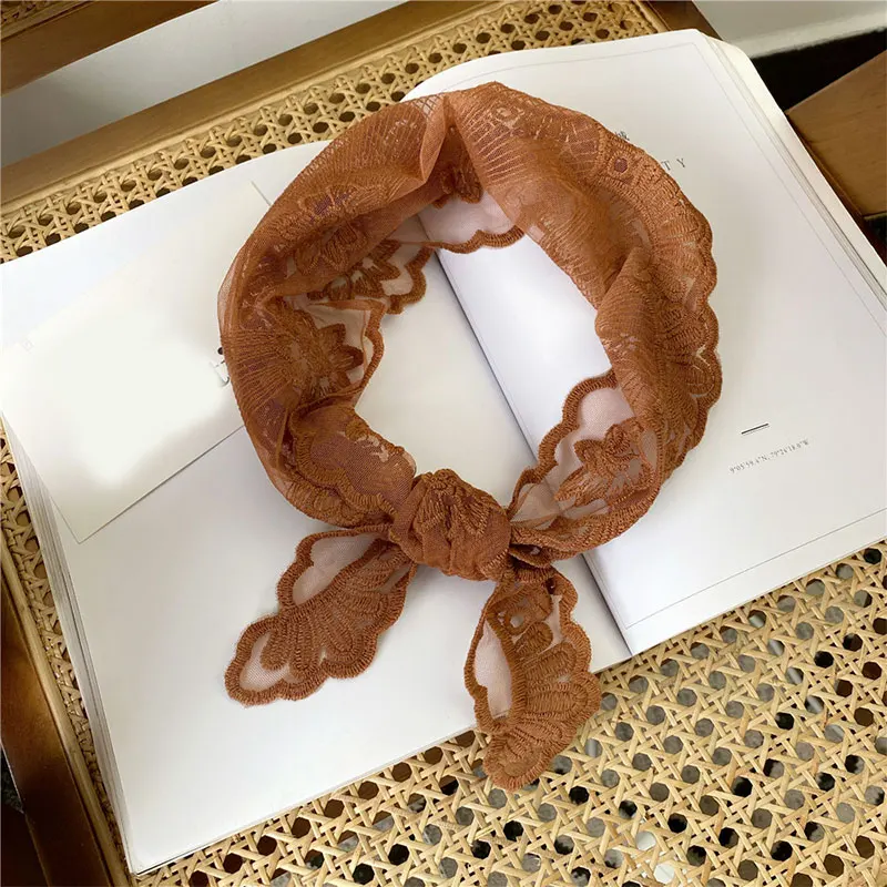 Женский треугольный шарф вышитый крючком цветочный маленький платок вязаный