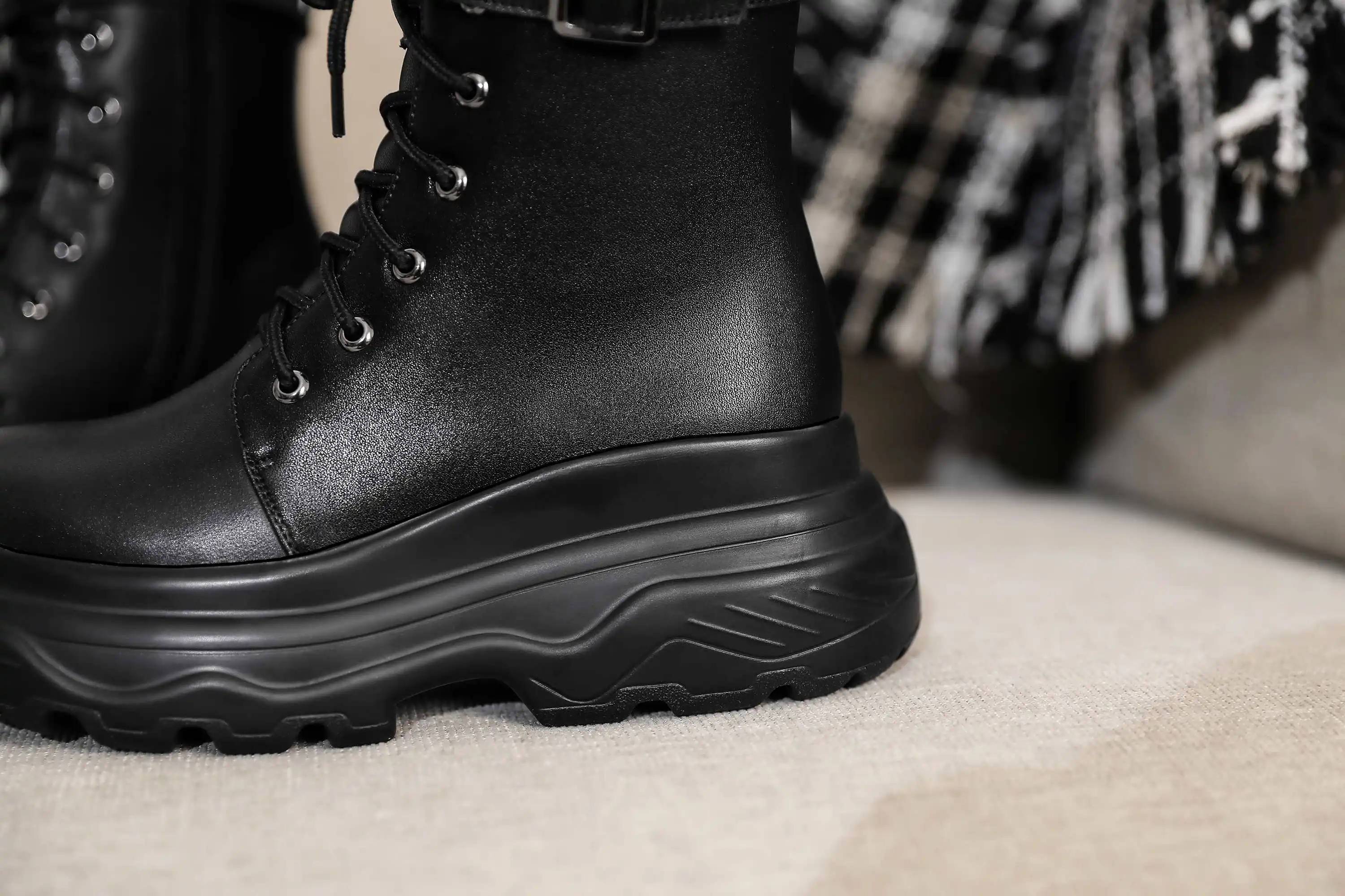 

Krazing pot winter new boots real leather buckle decorations cross-tied round toe high square heel zipper hot mid-calf boots L12