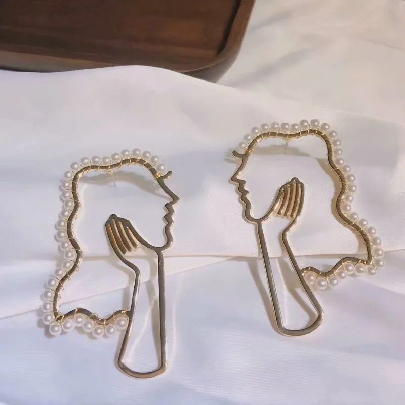 

Unique Hollow Stud Earrings Outline Around Pearl Abstract Girl Face Stud Earrings Women Punk Exaggeration Fashion Jewelry