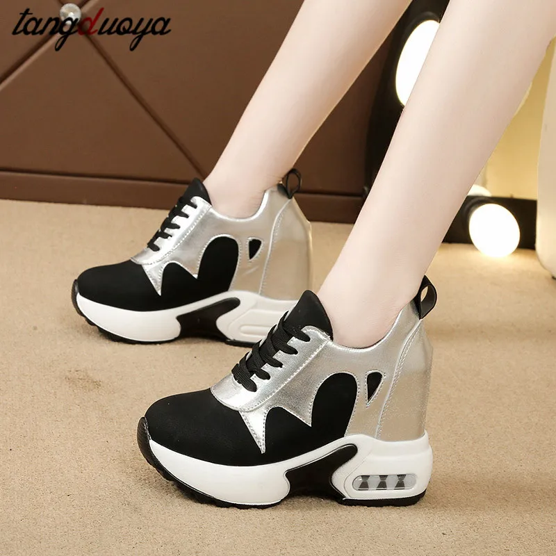 Женские кроссовки на платформе повседневные туфли танкетке со шнуровкой