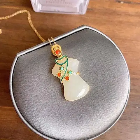 

Hotian Jade Pendant Flag S925 Sterling Silver Cheongsam for Women Inlaid Jade Gilding Craft Vintage Silver Jewelry Necklace Jade