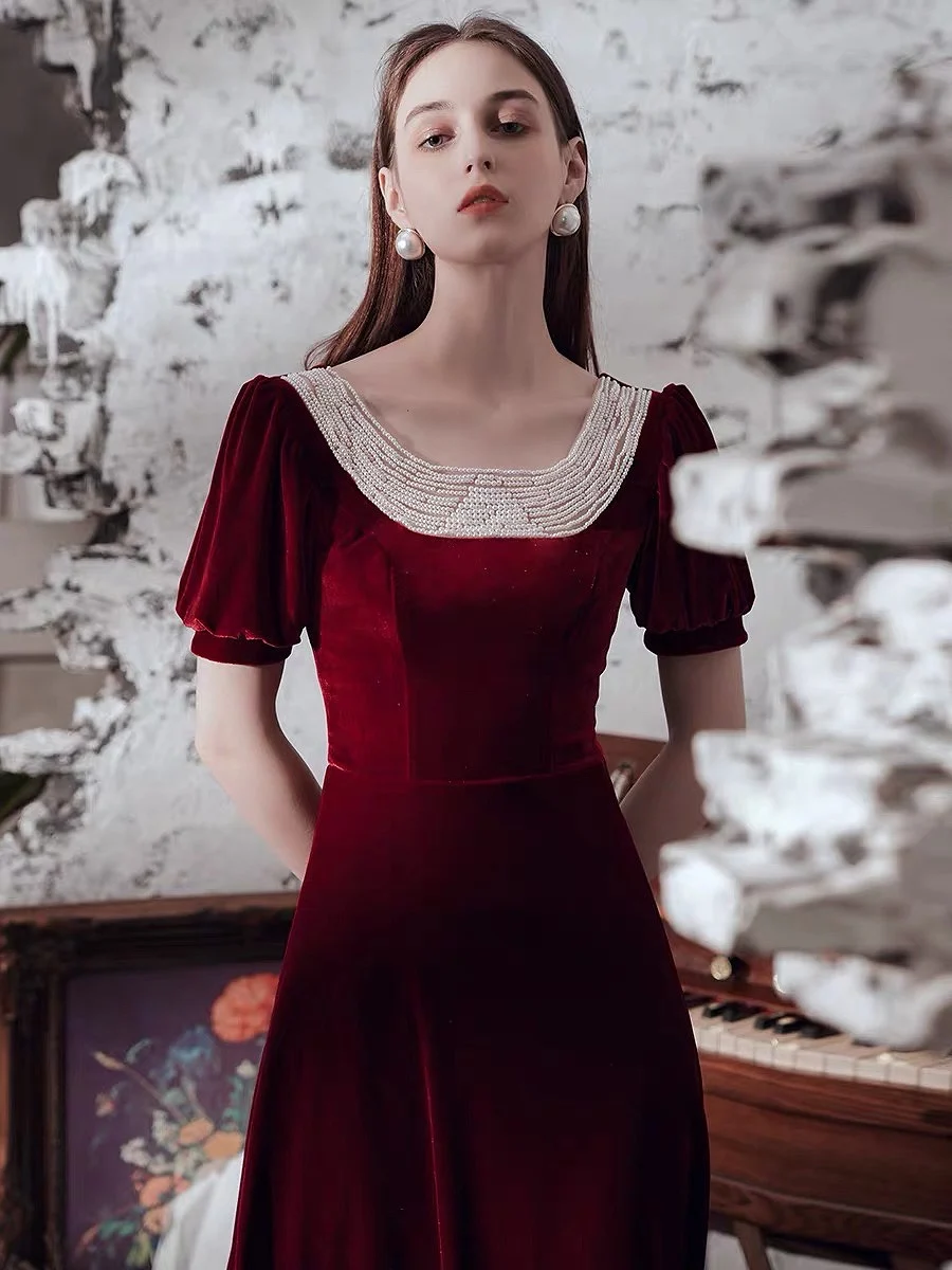 

2023 Burgundy Velour Prom Dresses A-Line Short Sleeve Elegant Square Collar Pearl Vintage Long Bride Wedding Party Evening Gowns