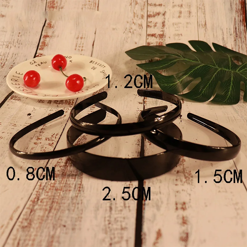 Повязка на голову черная с широкими зубчиками удобный аксессуар для волос в